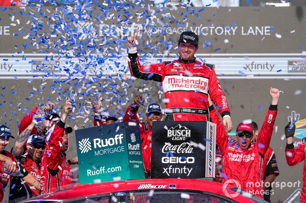 Race winner Chase Briscoe, Stewart Haas Racing, Mahindra Tractors Ford Mustang in victory lane