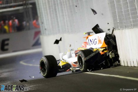 Nelson Piquet Jnr crashes, Renault, Marina Bay, Singapore, 2008