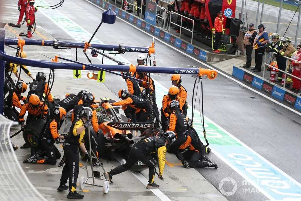 The McLaren pit crew do a pit stop on Lando Norris, McLaren MCL38