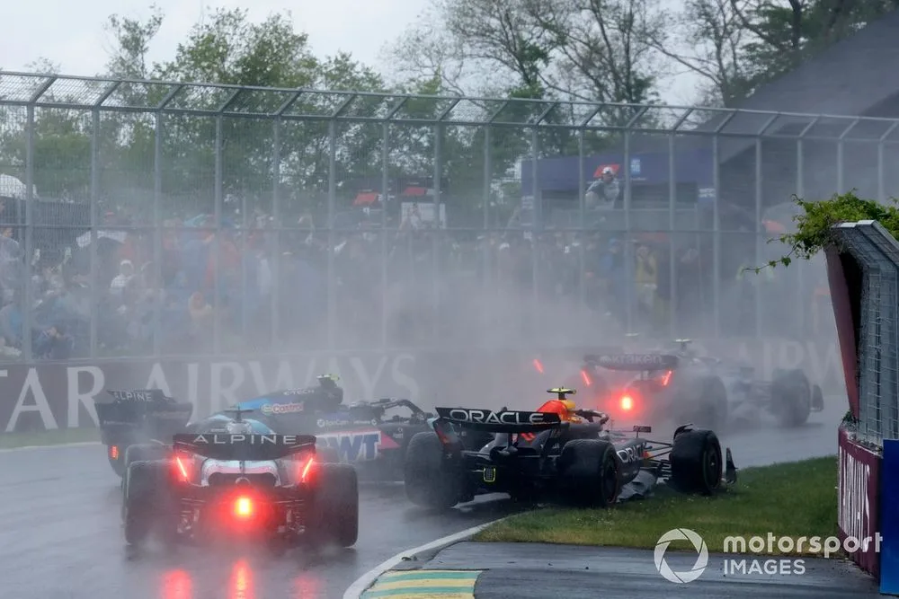 Pierre Gasly, Alpine A524, spins ahead of Sergio Perez, Red Bull Racing RB20, Esteban Ocon, Alpine A524, at the start