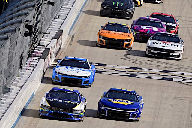 Nascar Cup Series pack racing at Dover NKP