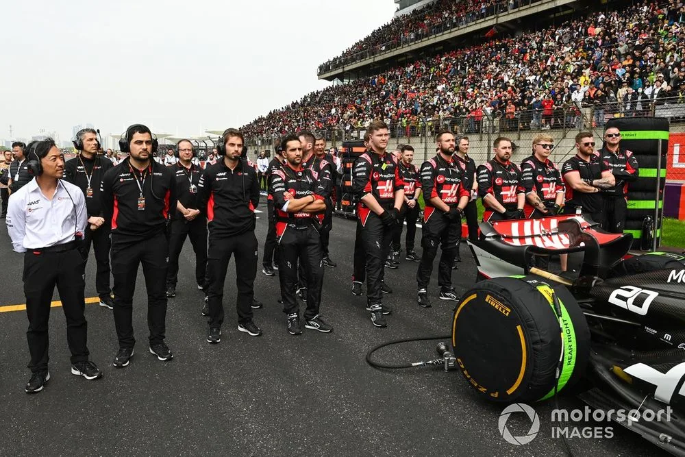 Ayao Komatsu, Team Principal, Haas F1 Team, and teammates stand for the national anthem on the grid