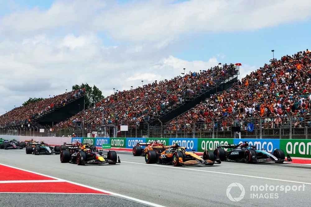 George Russell, Mercedes F1 W15, Lando Norris, McLaren MCL38, Max Verstappen, Red Bull Racing RB20, Lewis Hamilton, Mercedes F1 W15, Carlos Sainz, Ferrari SF-24, the rest of the field at the start