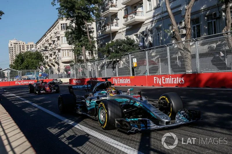 Lewis Hamilton, Mercedes AMG F1 W08, Sebastian Vettel, Ferrari SF70H