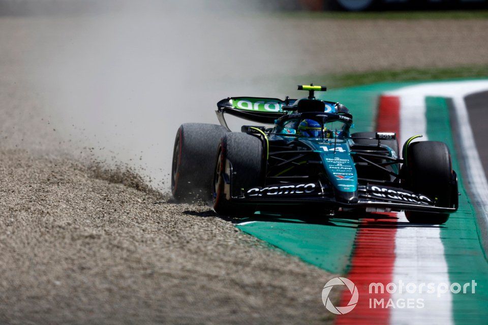 Fernando Alonso, Aston Martin AMR24, strays into the gravel