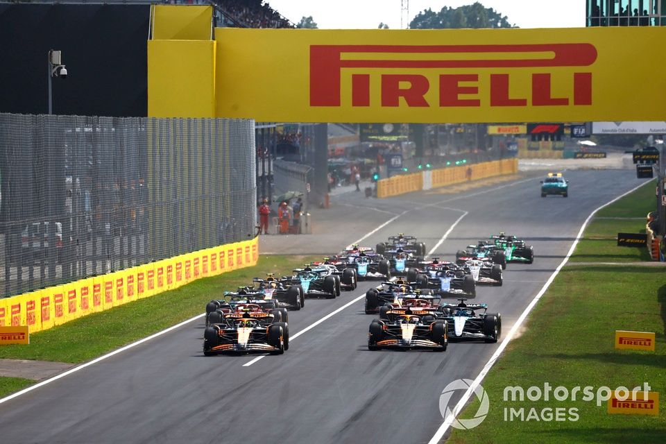 Lando Norris, McLaren MCL38, Oscar Piastri, McLaren MCL38, George Russell, Mercedes F1 W15, Lewis Hamilton, Mercedes F1 W15, Carlos Sainz, Ferrari SF-24, the rest of the field at the start