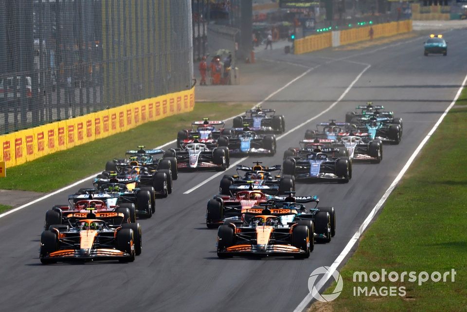 Lando Norris, McLaren MCL38, Oscar Piastri, McLaren MCL38, George Russell, Mercedes F1 W15, Charles Leclerc, Ferrari SF-24, Carlos Sainz, Ferrari SF-24, Lewis Hamilton, Mercedes F1 W15, the rest of the field at the start