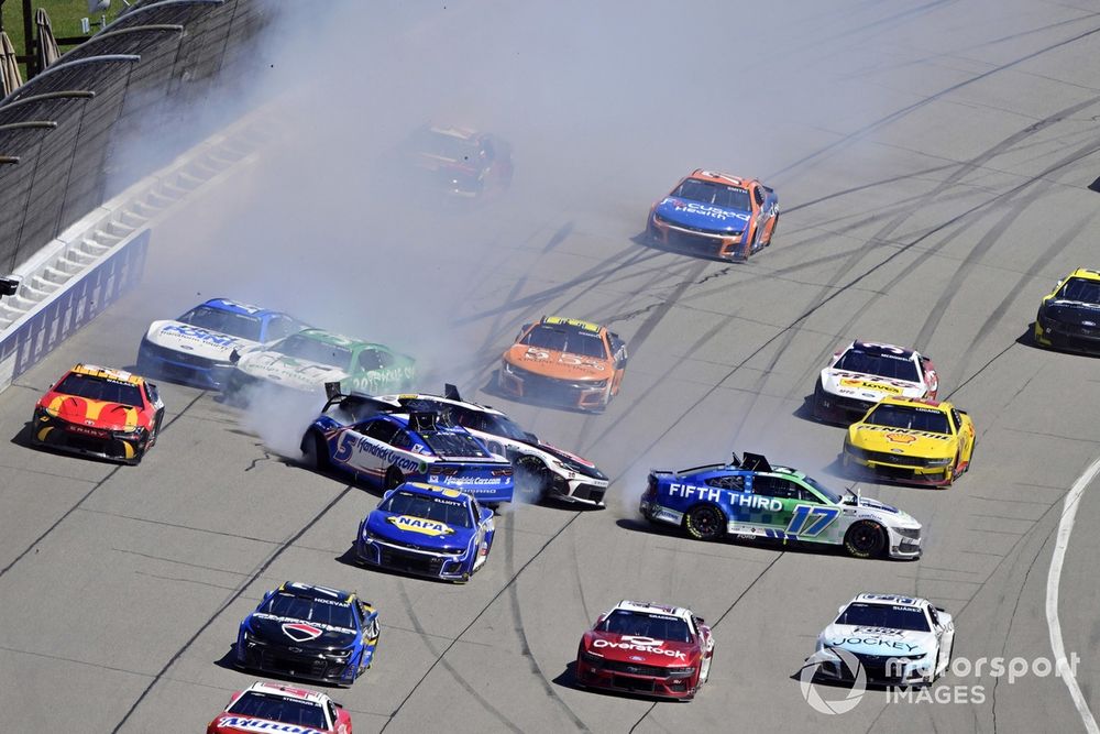 Kyle Larson, Hendrick Motorsports, HendrickCars.com Chevrolet Camaro, Chris Buescher, RFK Racing, Fifth Third Bank Ford Mustang, Todd Gilliland, Front Row Motorsports, Grillo's Pickles Ford Mustang, Christopher Bell, Joe Gibbs Racing, Rheem Toyota Camry wreck