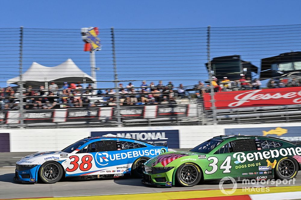 Todd Gilliland, Front Row Motorsports, Ruedebusch Ford Mustang, Michael McDowell, Front Row Motorsports, Benebone Ford Mustang