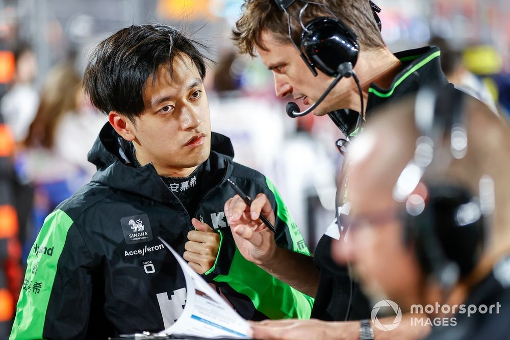 Zhou Guanyu, KICK Sauber, on the grid with his engineer